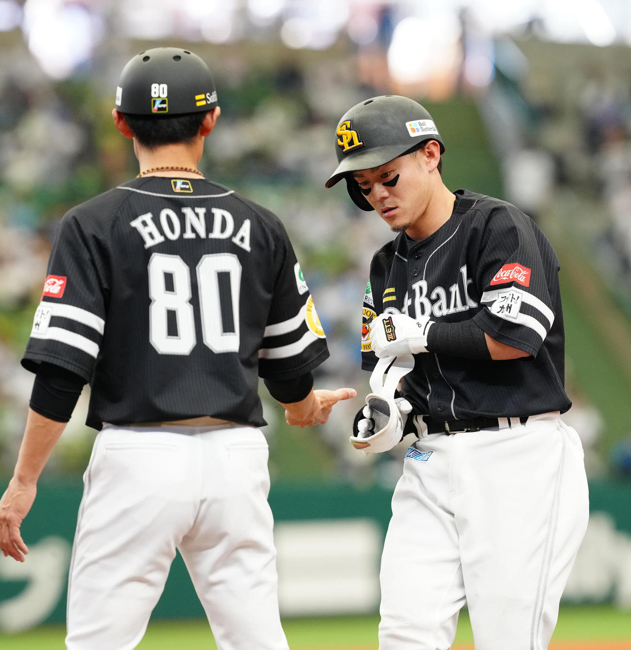 西武対ソフトバンク　3回表ソフトバンク無死、中前打を放った牧原大（右）（撮影・江口和貴）