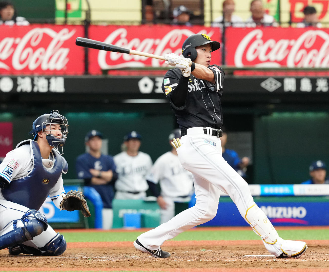 西武対ソフトバンク　5回表ソフトバンク2死、二塁打を放つ柳田（撮影・江口和貴）