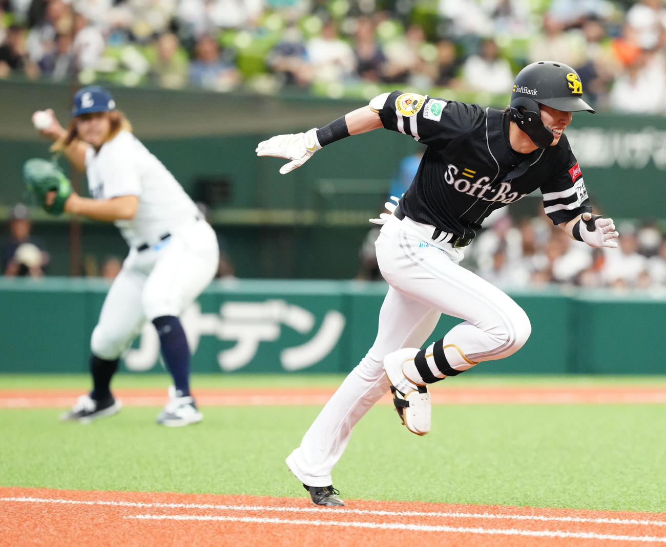 西武対ソフトバンク　5回表ソフトバンク無死、セーフティーバントを試みるも投ゴロとなる周東（撮影・江口和貴）