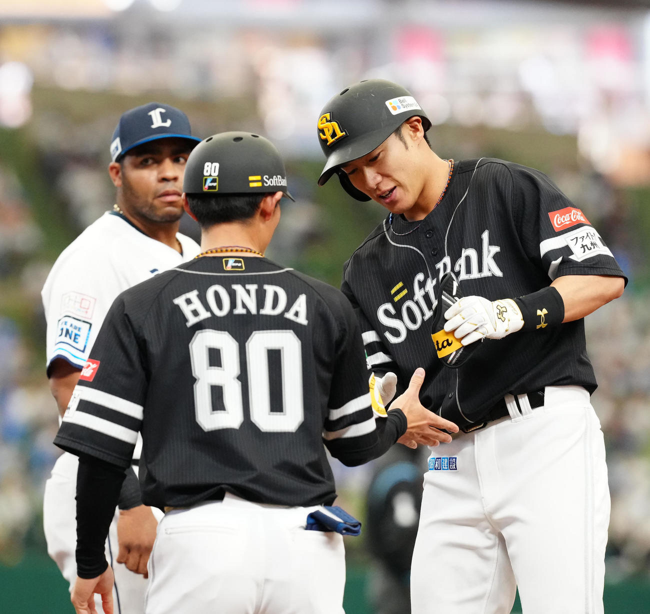 西武対ソフトバンク　7回表ソフトバンク無死一塁、右前打を放った柳田（右）（撮影・江口和貴）