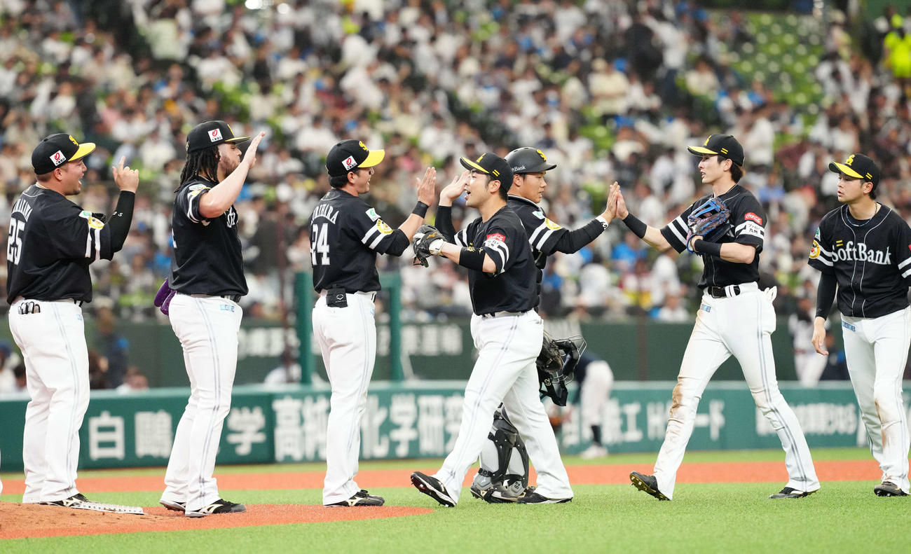 西武対ソフトバンク　試合後、勝利のタッチを交わすソフトバンクの選手たち（撮影・江口和貴）