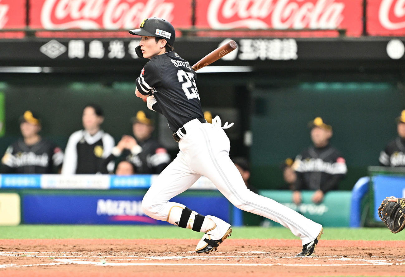 西武対ソフトバンク　6回表ソフトバンク2死三塁、周東は投手適時内野安打を放つ（撮影・滝沢徹郎）