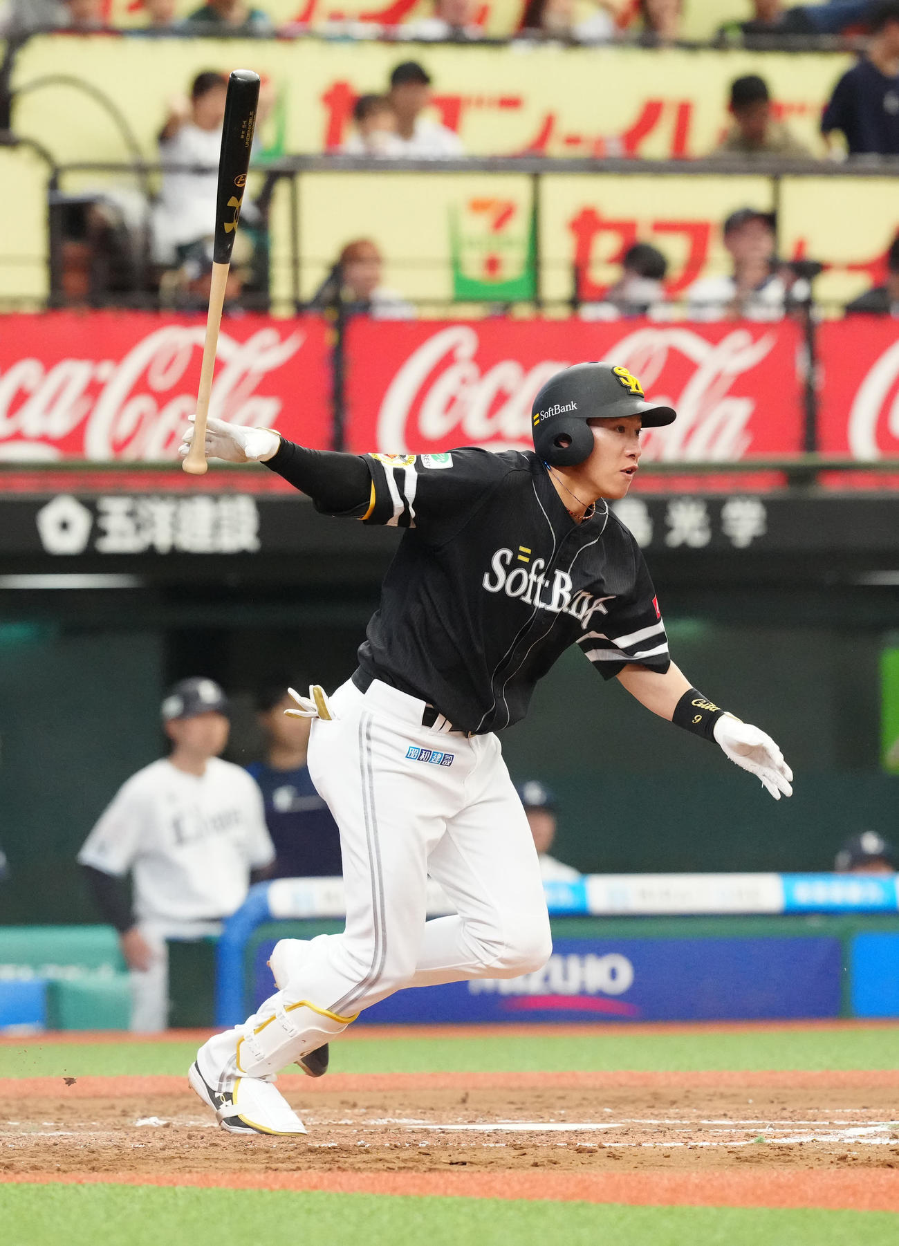 西武対ソフトバンク　7回表ソフトバンク無死一塁、右前打を放つ柳田（撮影・江口和貴）