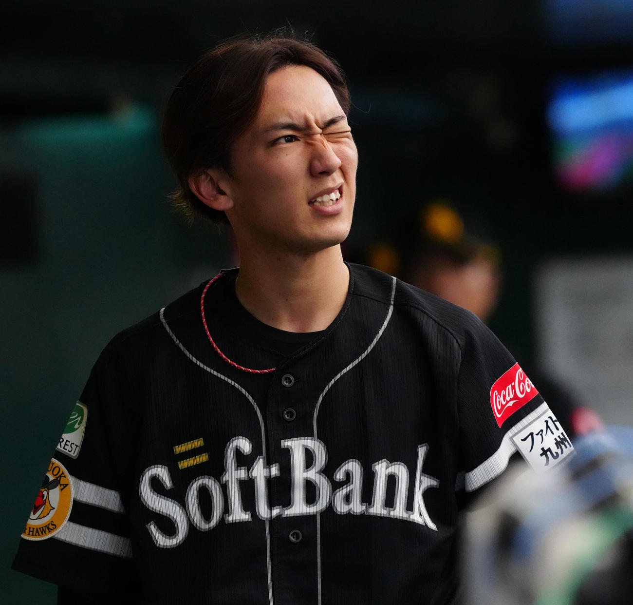 西武対ソフトバンク　7回裏終了後、ベンチに引き揚げ厳しい表情を見せるソフトバンク先発の大津（撮影・江口和貴）