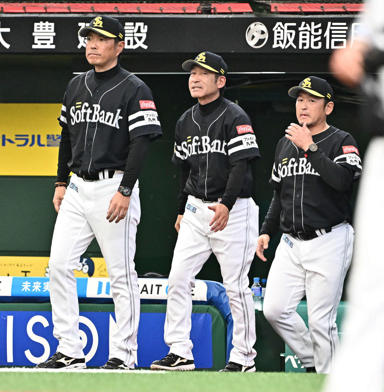 西武対ソフトバンク　試合に勝利し選手を迎えにベンチを出るソフトバンク小久保監督（左）（撮影・滝沢徹郎）