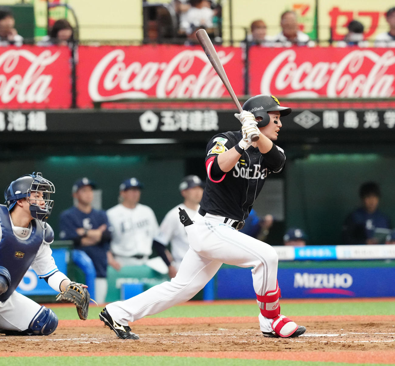 西武対ソフトバンク　8回表ソフトバンク1死、中前打を放つ栗原（撮影・江口和貴）