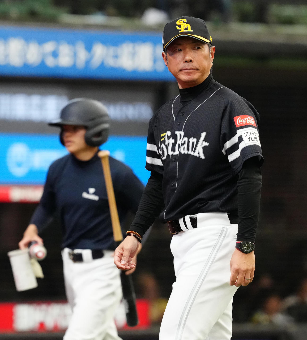 西武対ソフトバンク　8回裏開始前、選手交代を告げたソフトバンク小久保監督（撮影・江口和貴）