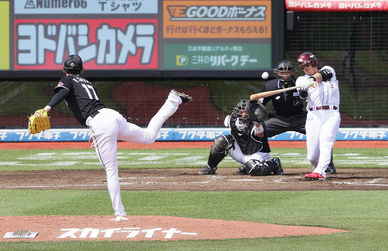 楽天対ロッテ　1回裏楽天2死、浅村は左越え本塁打を放つ。投手佐々木（撮影・足立雅史）