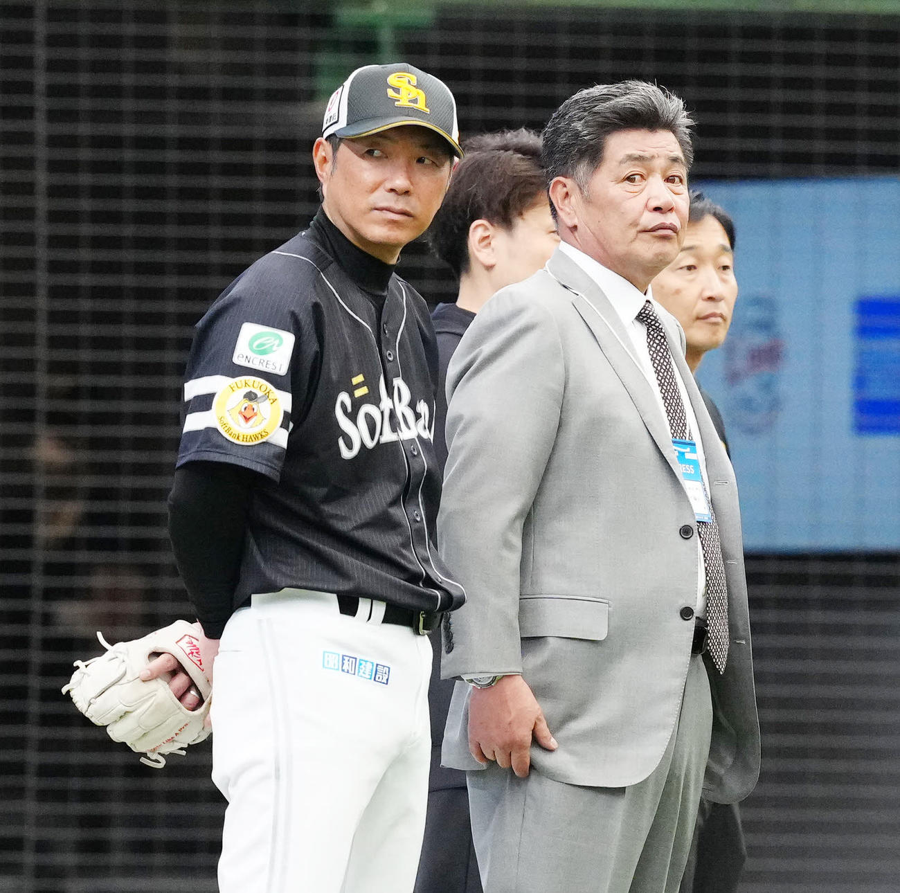 西武対ソフトバンク　試合前練習中、言葉を交わすソフトバンク小久保監督（左）と工藤氏（撮影・江口和貴）