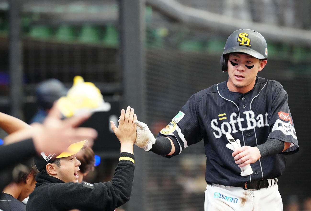 西武対ソフトバンク　3回表ソフトバンク2死三塁、柳田の先制適時打で生還した牧原大（撮影・江口和貴）