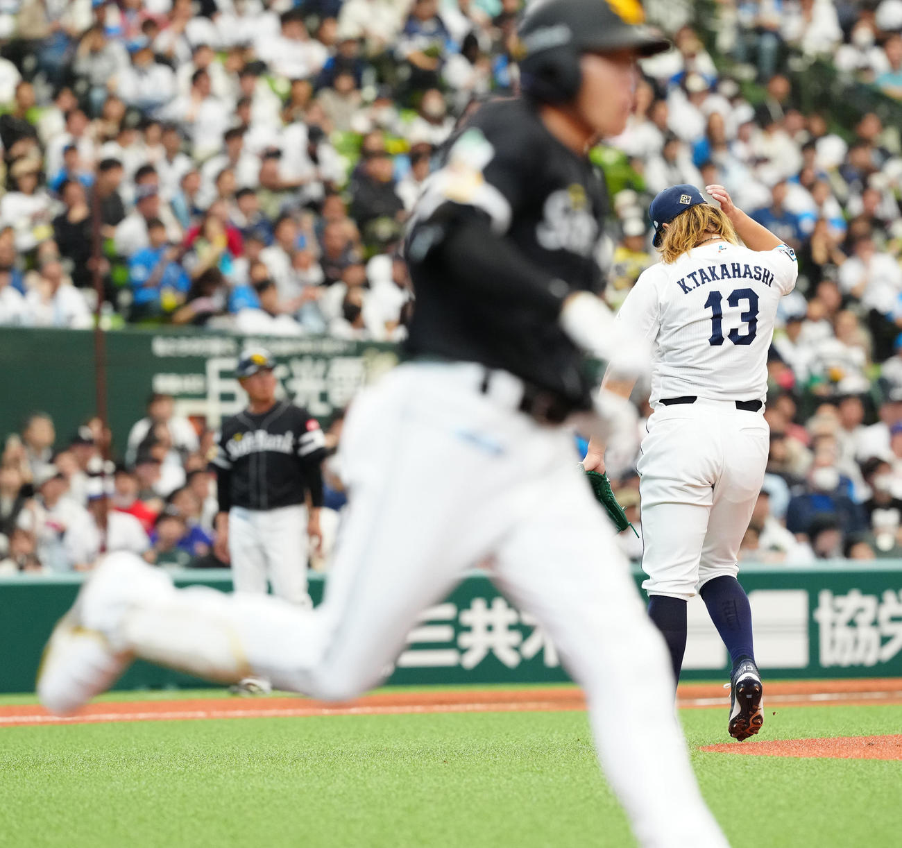 西武対ソフトバンク　3回表ソフトバンク2死三塁、柳田（手前）に先制適時打を浴びた高橋（撮影・江口和貴）
