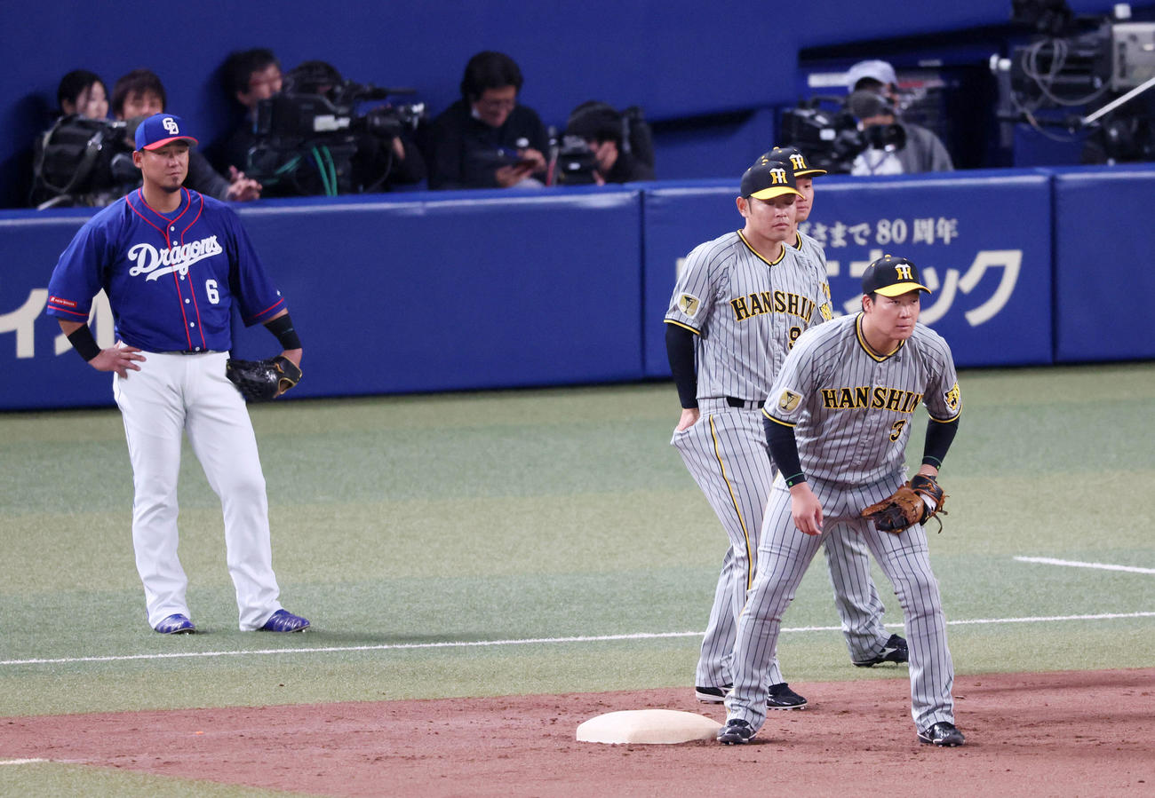 中日対阪神　シートノックを行う右から大山、森下、原口。左は見守る中日中田（撮影・加藤哉）