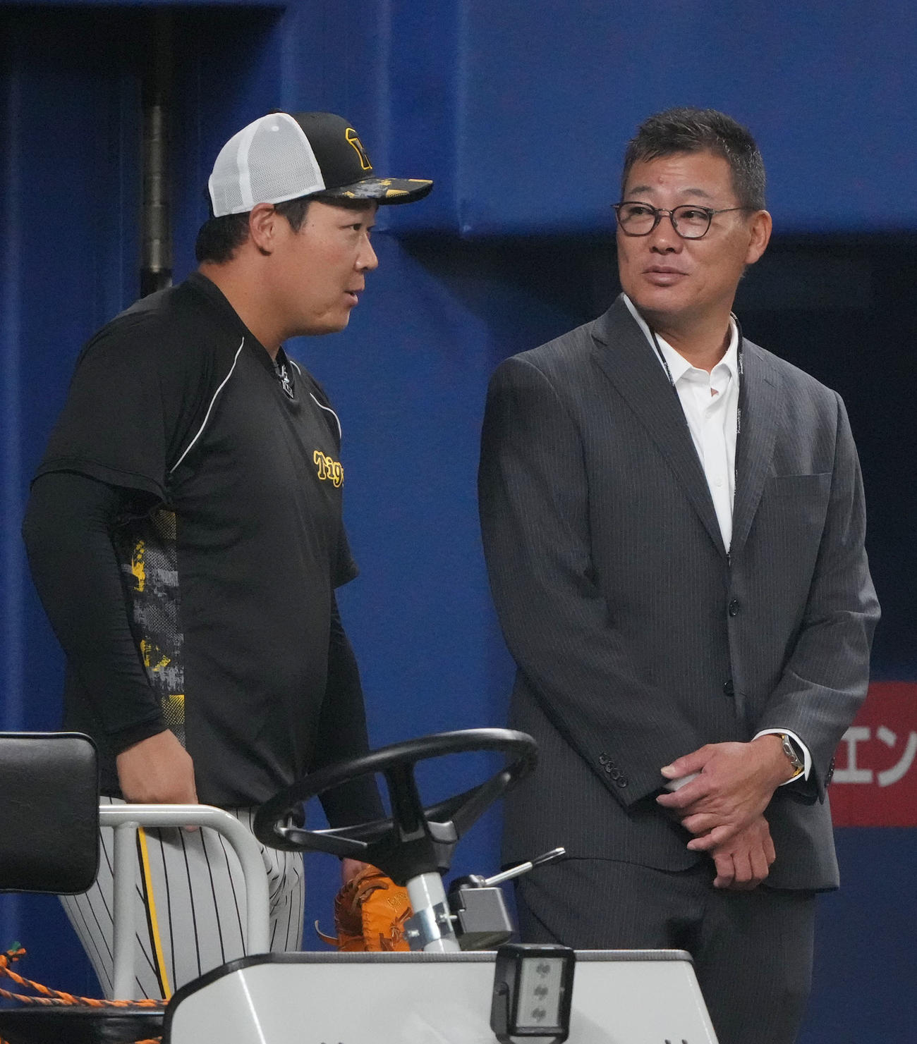 中日対阪神　試合前、福留氏と言葉を交わす大山（左）（撮影・森本幸一）