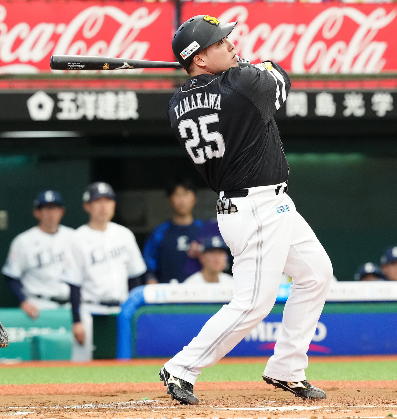 西武対ソフトバンク　2回表ソフトバンク無死、右前打を放つ山川（撮影・江口和貴）