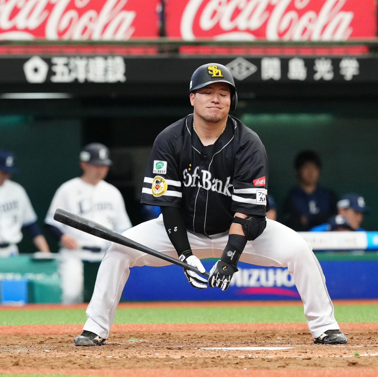 西武対ソフトバンク　5回表ソフトバンク2死二塁、空振り三振に倒れた山川（撮影・江口和貴）