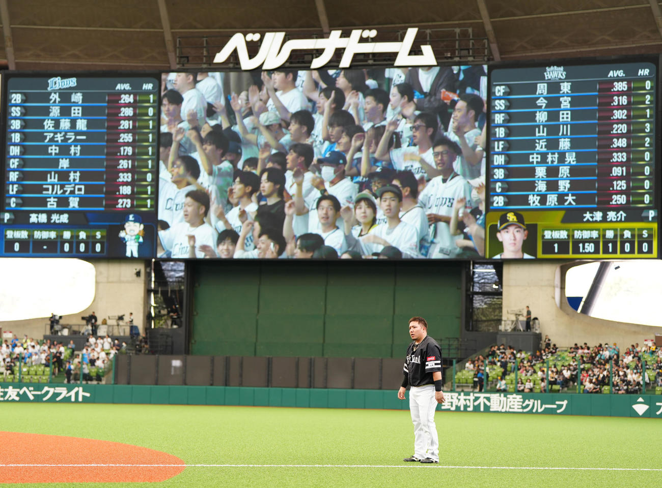 西武対ソフトバンク　試合前、ウオーミングアップするソフトバンク山川（撮影・江口和貴）