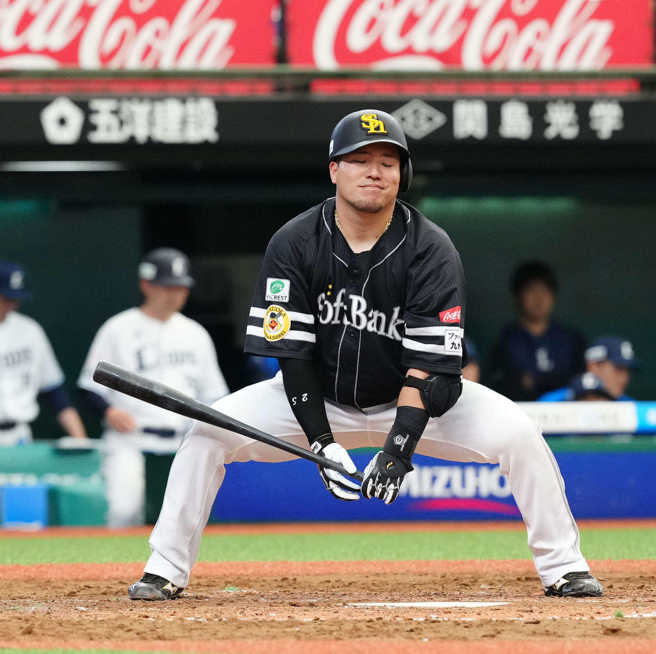 西武対ソフトバンク　5回表ソフトバンク2死二塁、空振り三振に倒れた山川（撮影・江口和貴）