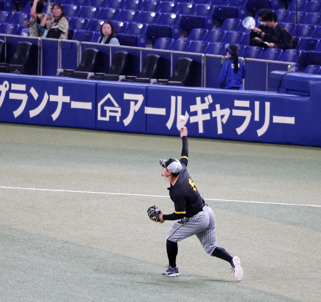 中日対阪神　練習で左翼から返球する佐藤輝（撮影・加藤哉）