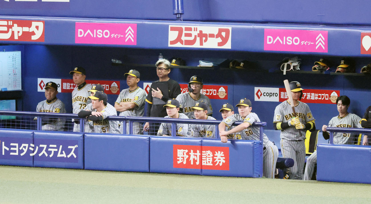 中日対阪神　2回表阪神無死、遊ゴロを打ってベンチへ引き揚げた佐藤輝。左端は岡田監督（撮影・加藤哉）