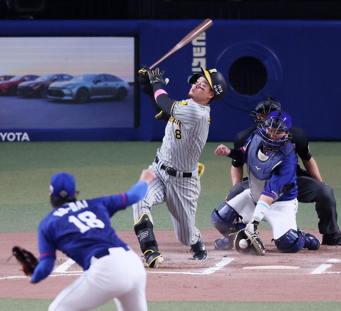中日対阪神　6回表阪神1死、三振に倒れる佐藤輝。投手は梅津（撮影・加藤哉）