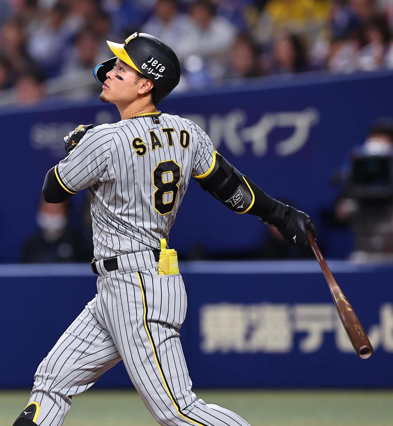 中日対阪神　4回表阪神無死、佐藤輝は左飛に倒れる（撮影・上田博志）
