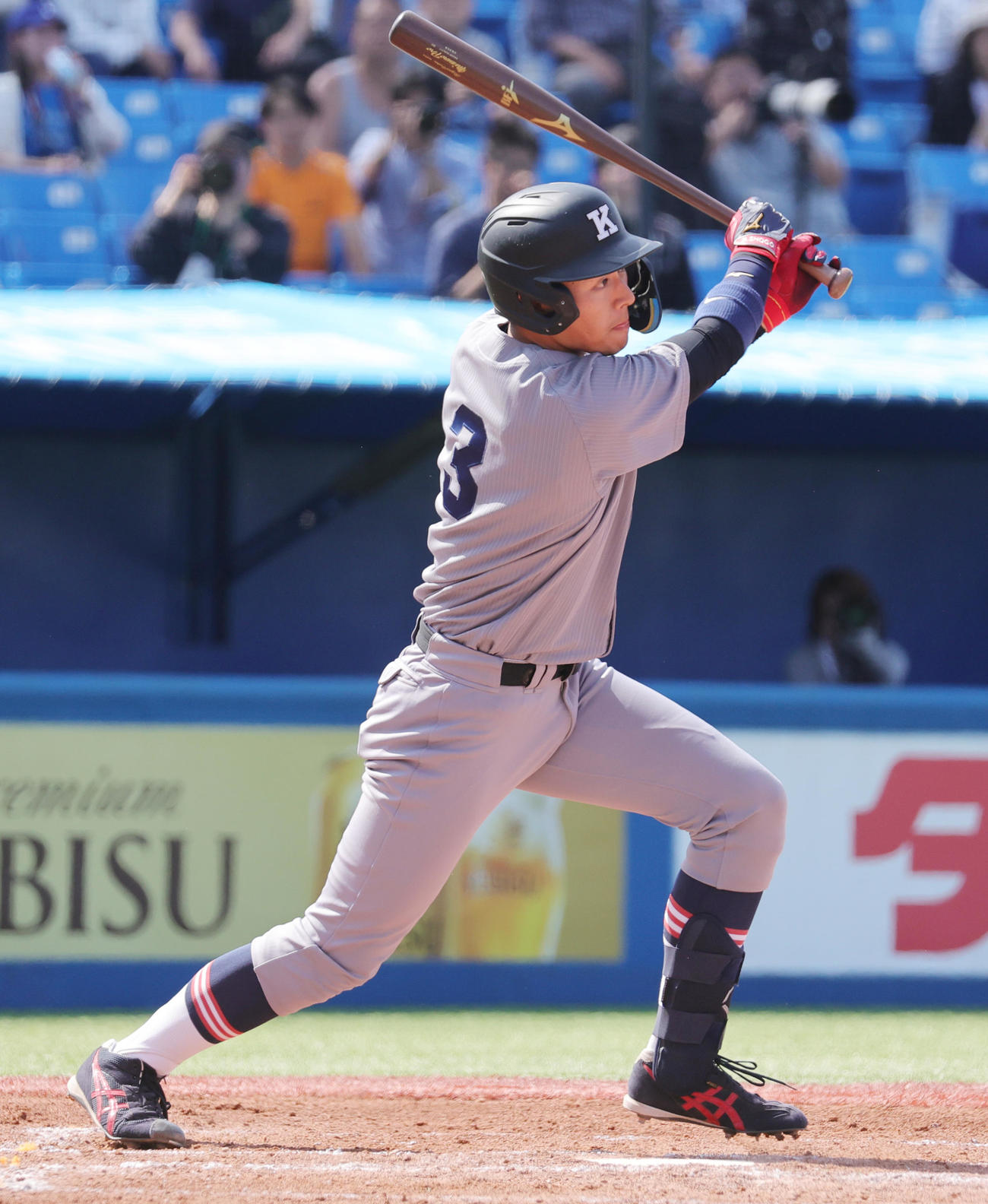 東大対慶大　1回裏慶大無死一、三塁、右前適時打を放つ清原（撮影・野上伸悟）