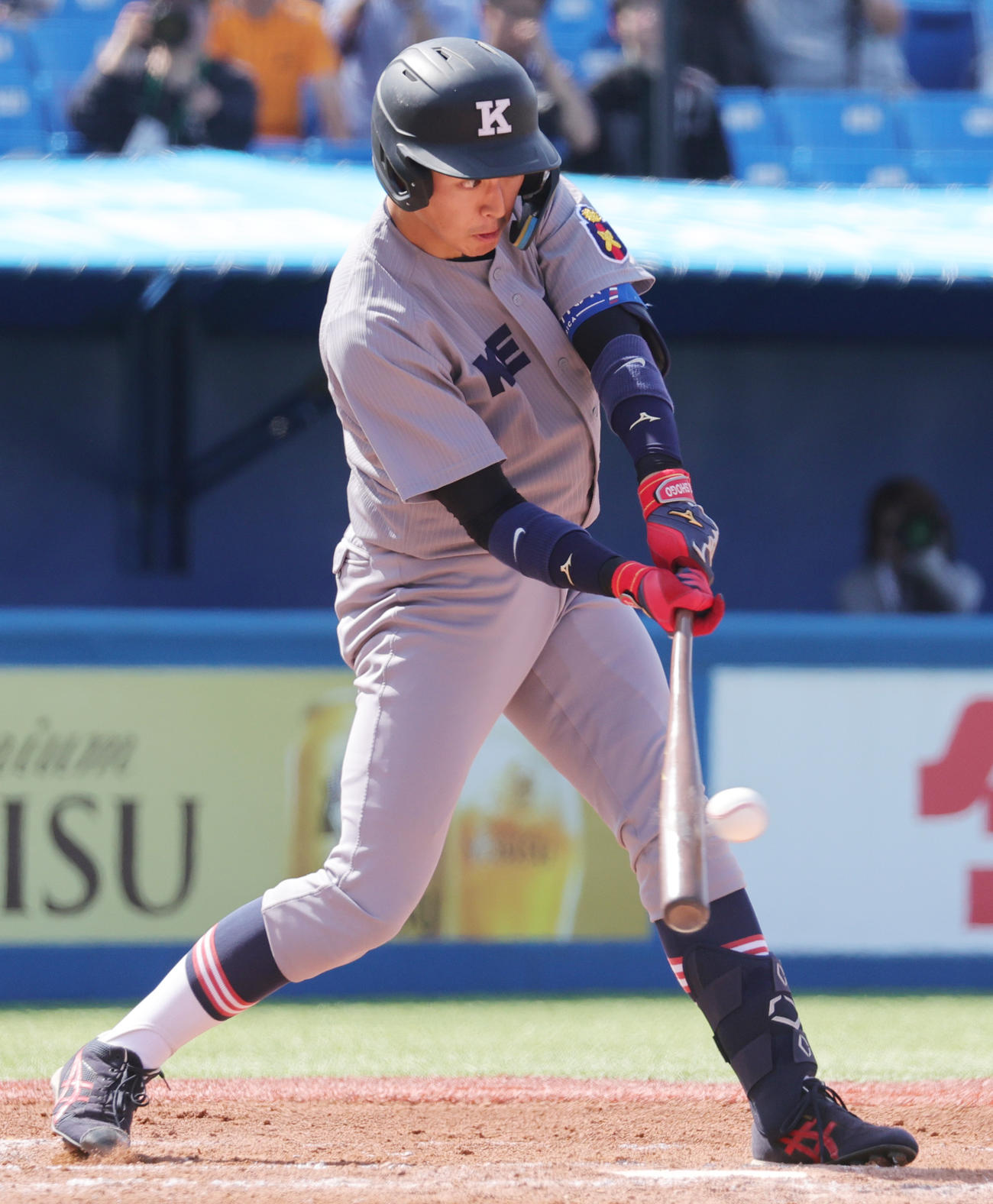 東大対慶大　1回裏慶大無死一、三塁、右前適時打を放つ清原（撮影・野上伸悟）