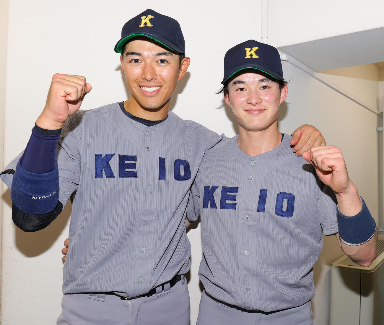 東大対慶大　開幕2連勝で勝ち点を奪い笑顔で肩を組む慶大・清原（左）と丸田（撮影・野上伸悟）