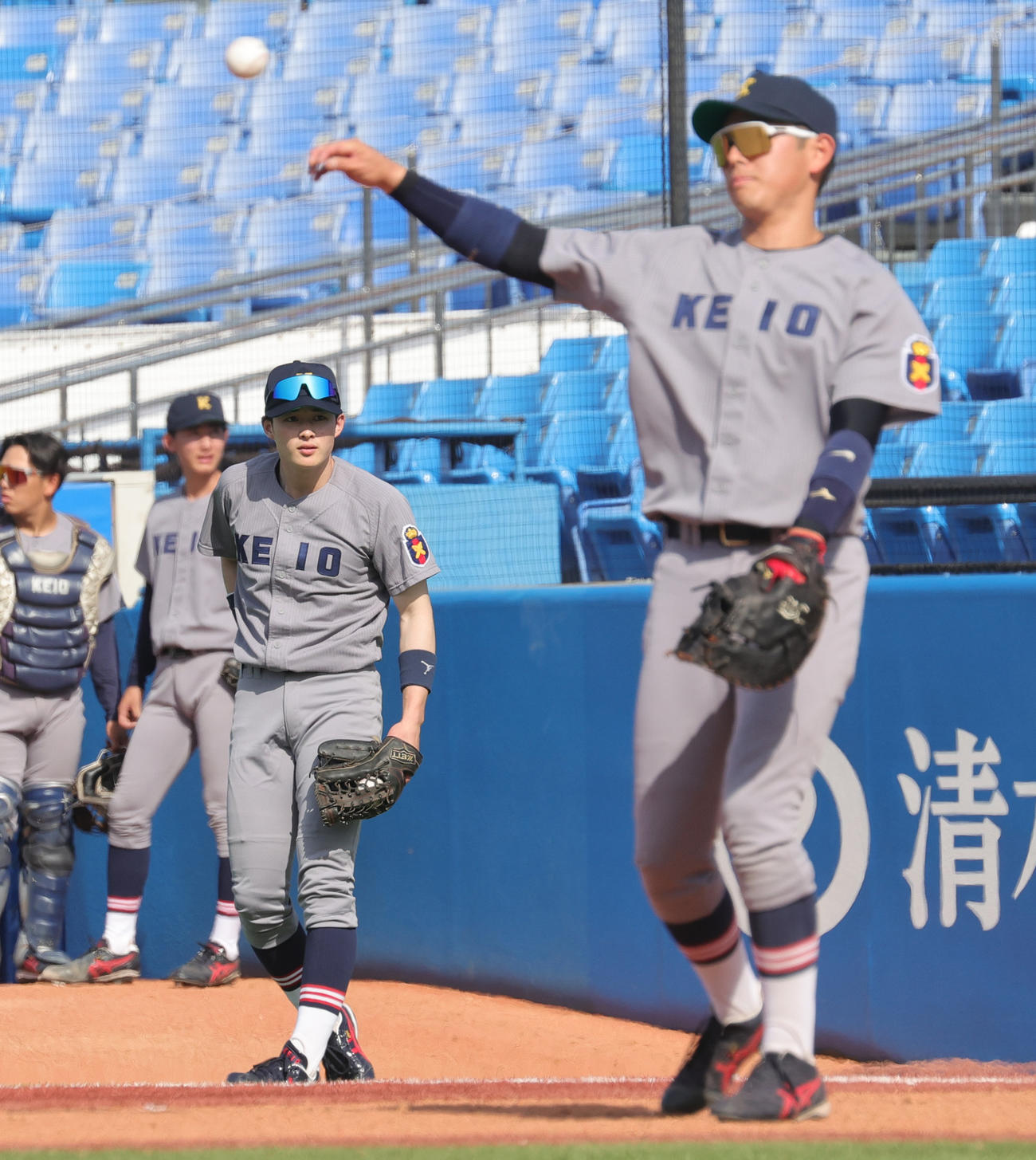 東大対慶大　イニング間に外野手とキャッチボールする慶大・丸田。手前は慶大・清原（撮影・野上伸悟）