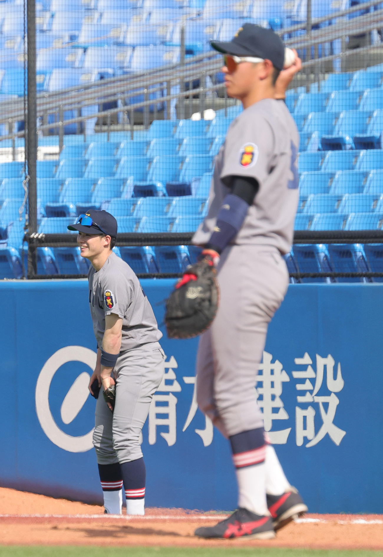 東大対慶大　イニング間に外野手とキャッチボールする慶大・丸田。手前は慶大・清原（撮影・野上伸悟）