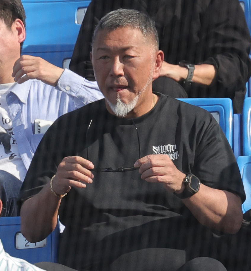 東大対慶大　観戦する清原和博氏（撮影・野上伸悟）