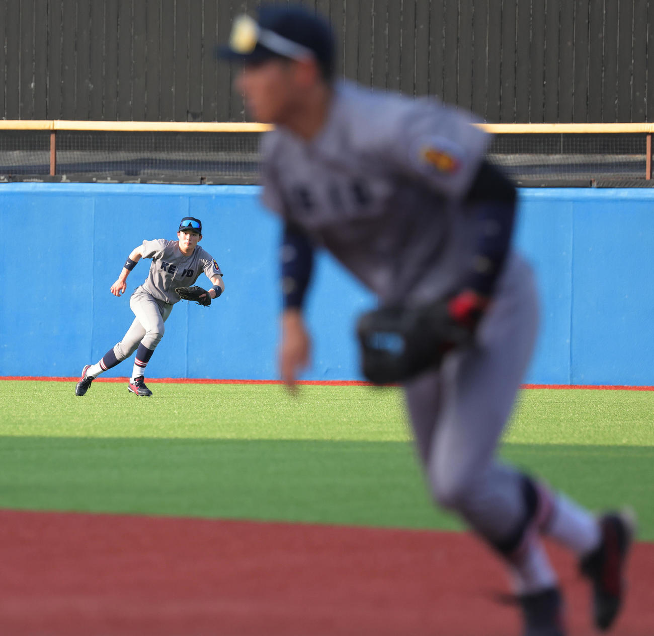 東大対慶大　9回表、中堅の守備に入る慶大・丸田。手前は清原（撮影・野上伸悟）