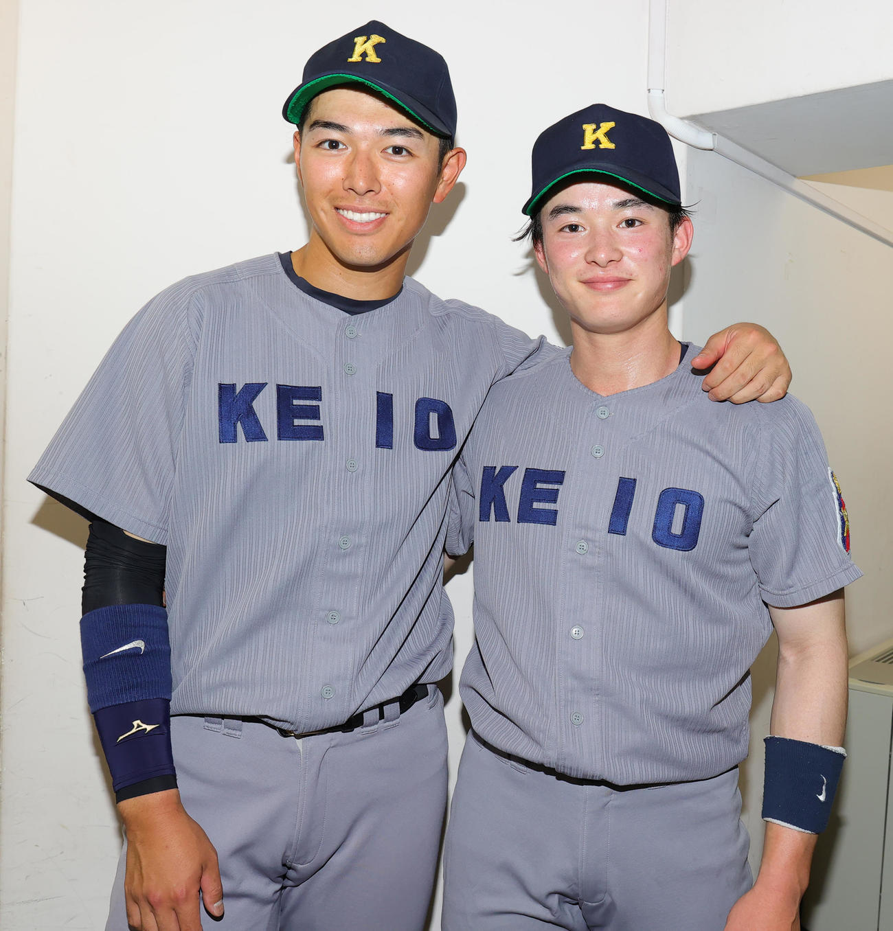 東大対慶大　開幕2連勝で勝ち点を奪い笑顔で肩を組む慶大・清原（左）と丸田（撮影・野上伸悟）