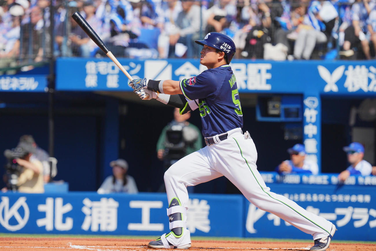 DeNA対ヤクルト　1回表ヤクルト1死、先制のソロ本塁打を放つ村上（撮影・垰建太）
