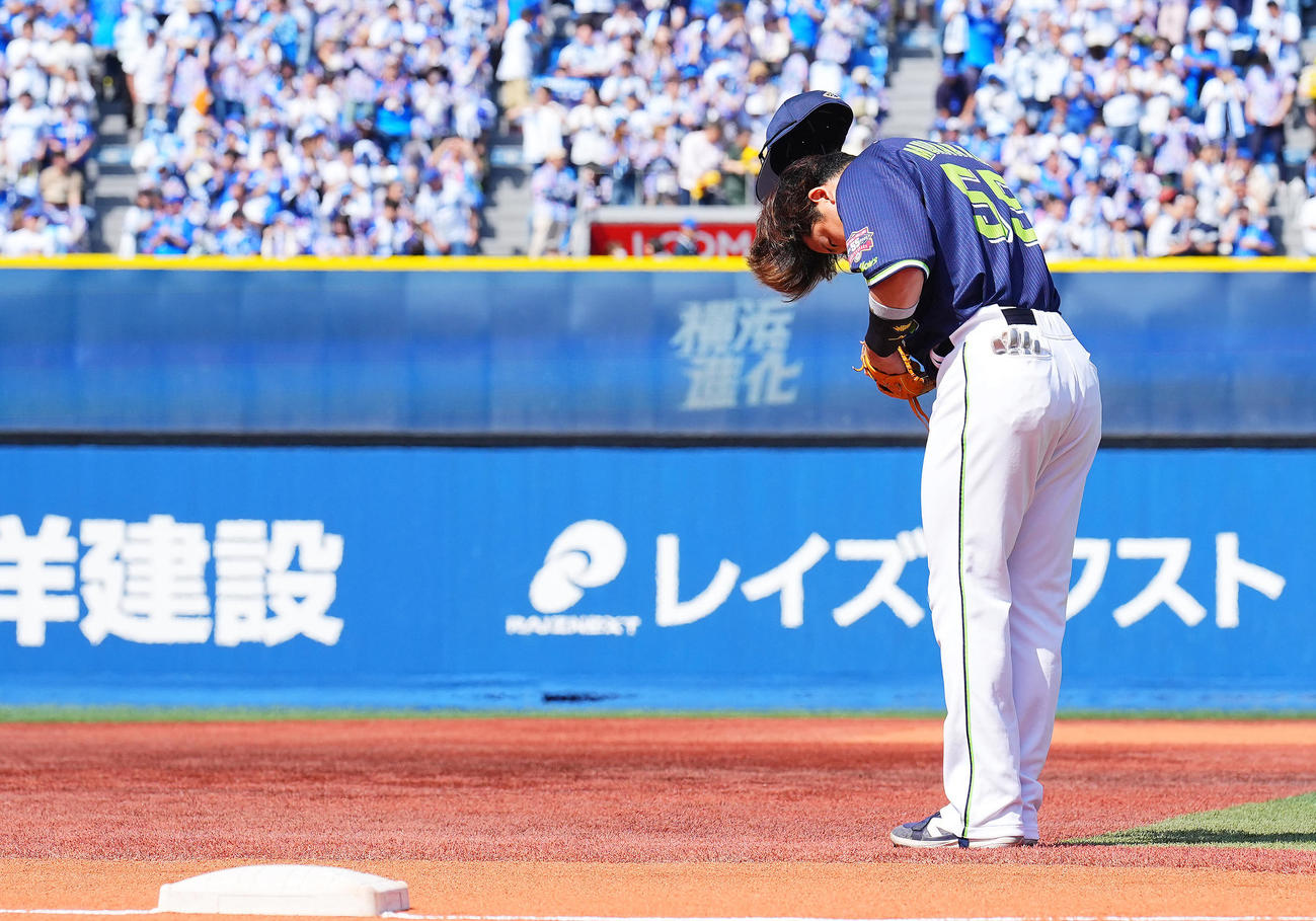DeNA対ヤクルト　1回表の攻撃で先制のソロ本塁打を放ったヤクルト村上は声援を送る左翼席のファンに一礼する（撮影・垰建太）
