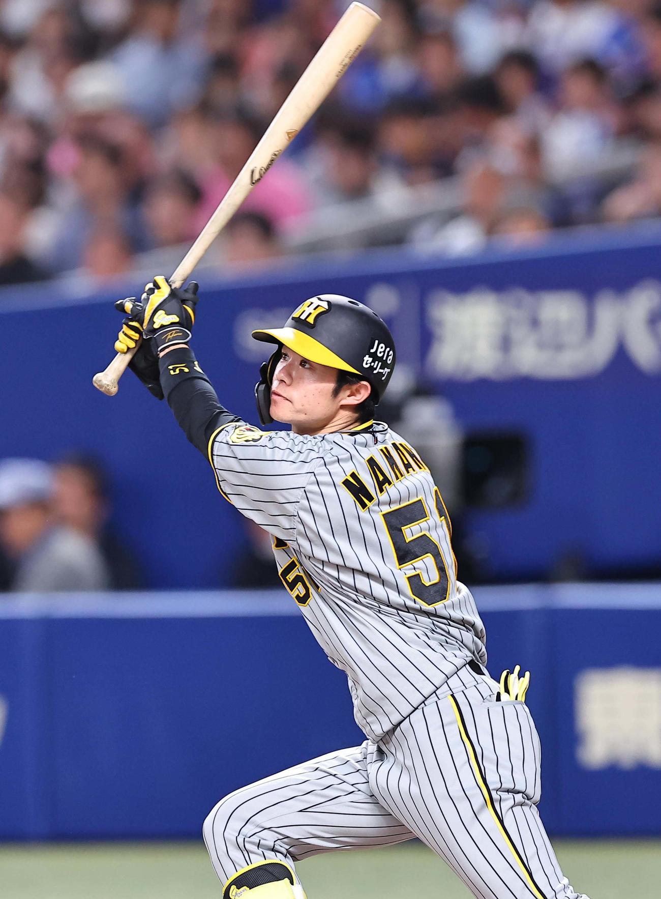 中日対阪神　3回表阪神1死、中野は左前打を放つ（撮影・上田博志）