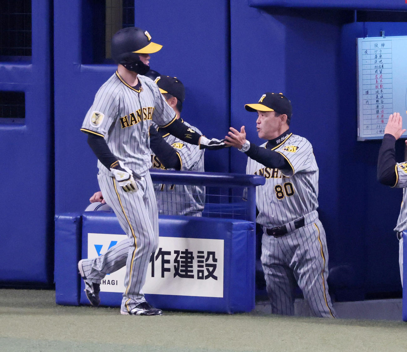 中日対阪神　3回表阪神2死一、二塁、二塁走者中野は梅野の中適時打で生還し岡田監督（右）とタッチ（撮影・加藤哉）