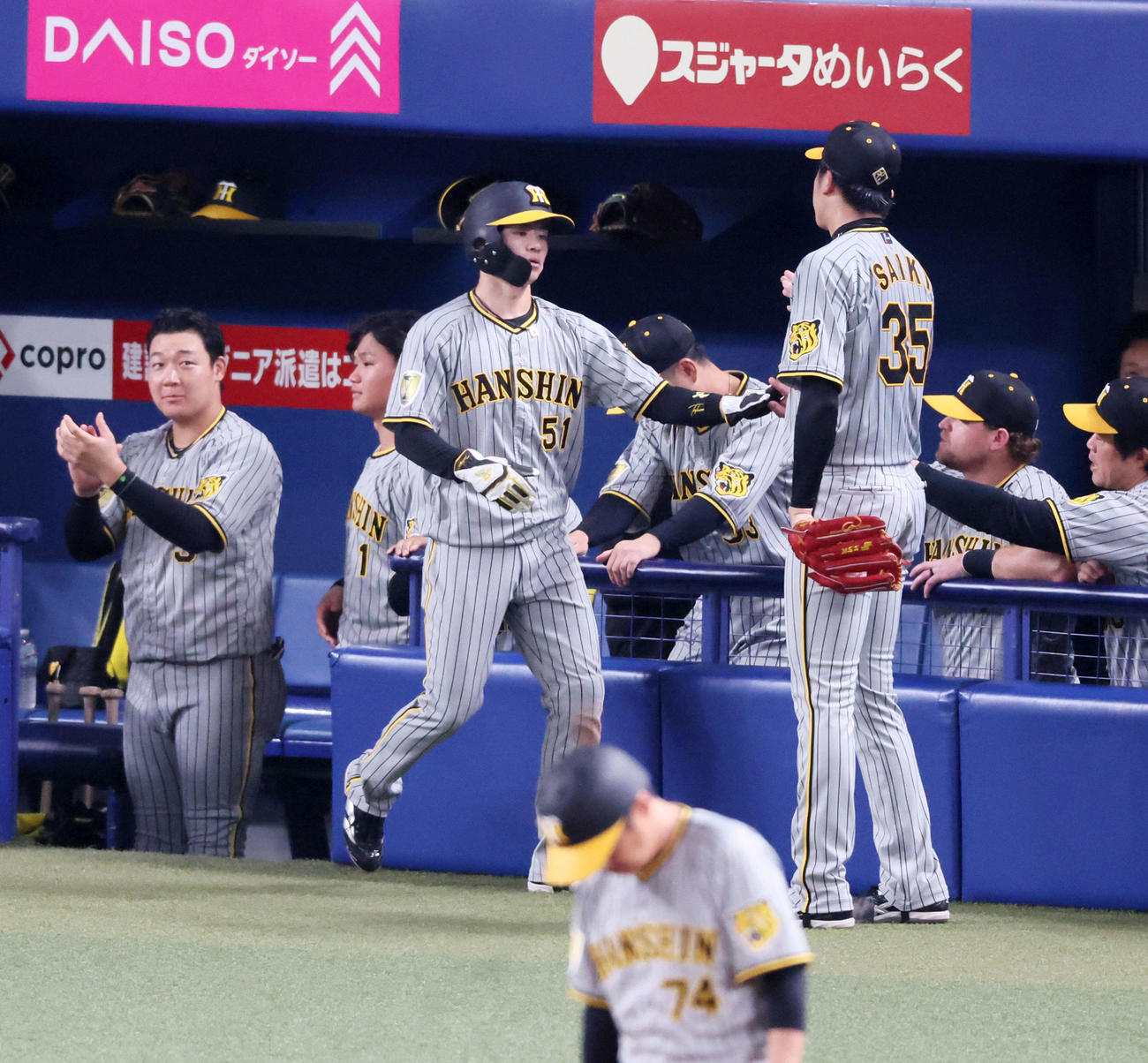 中日対阪神　3回表阪神2死一、二塁、二塁走者中野は梅野の中適時打で生還ベベンチの才木らナインとタッチ（撮影・加藤哉）