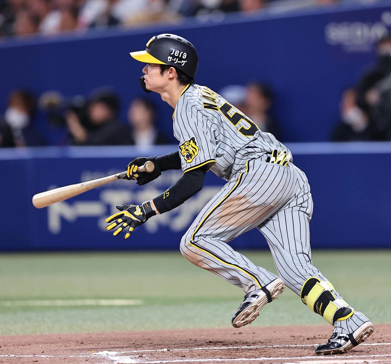中日対阪神　7回表阪神2死二塁、中野は右前に勝ち越し適時打を放つ（撮影・上田博志）
