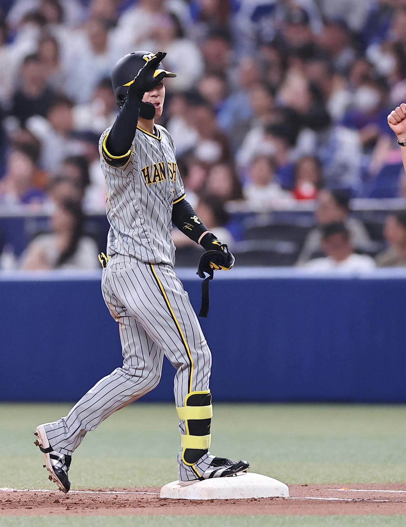 中日対阪神　7回表阪神2死二塁、中野は右前に勝ち越し適時打を放つ（撮影・上田博志）
