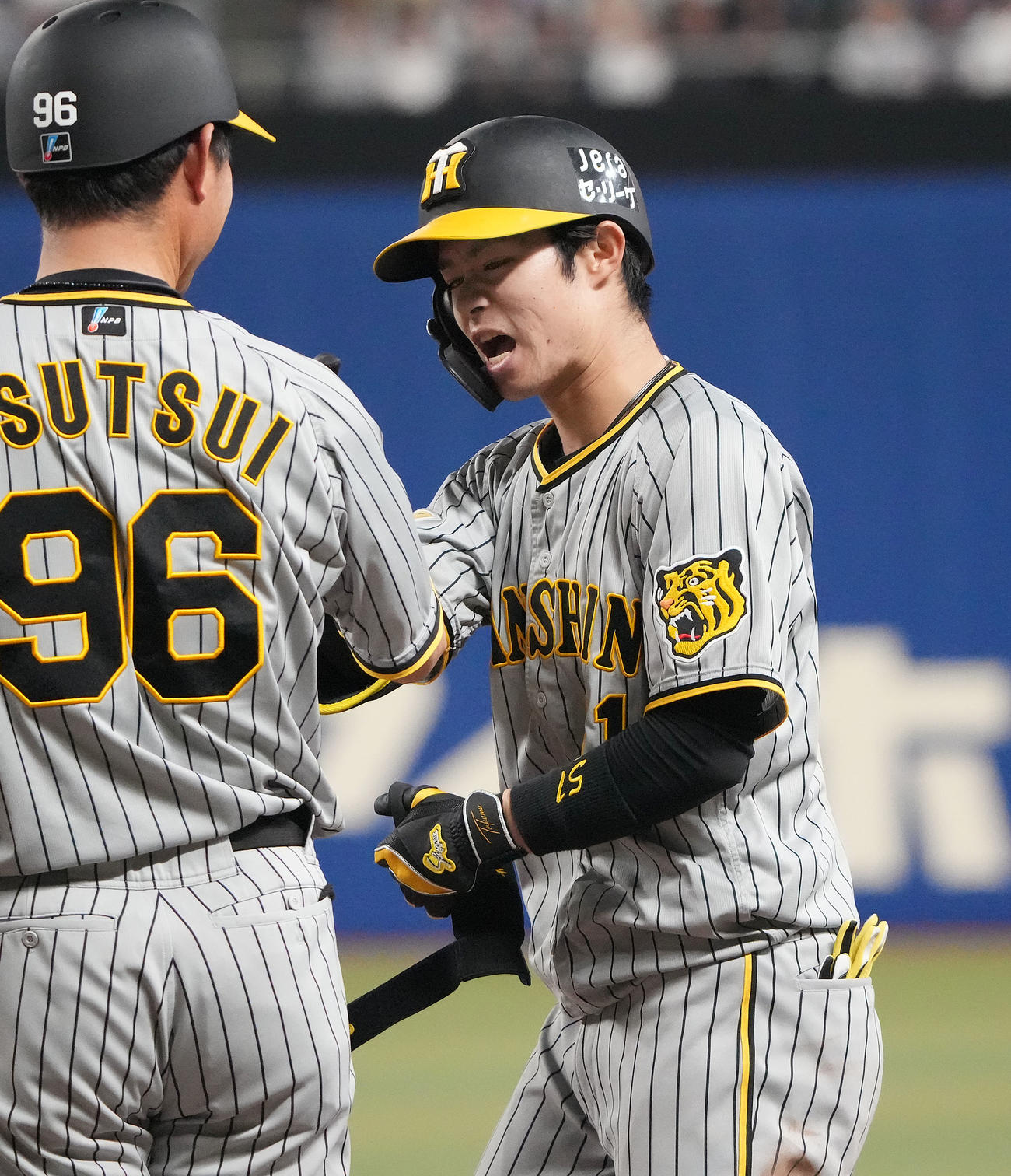 中日対阪神　7回表阪神2死二塁、右前適時打を放った中野（右）（撮影・森本幸一）