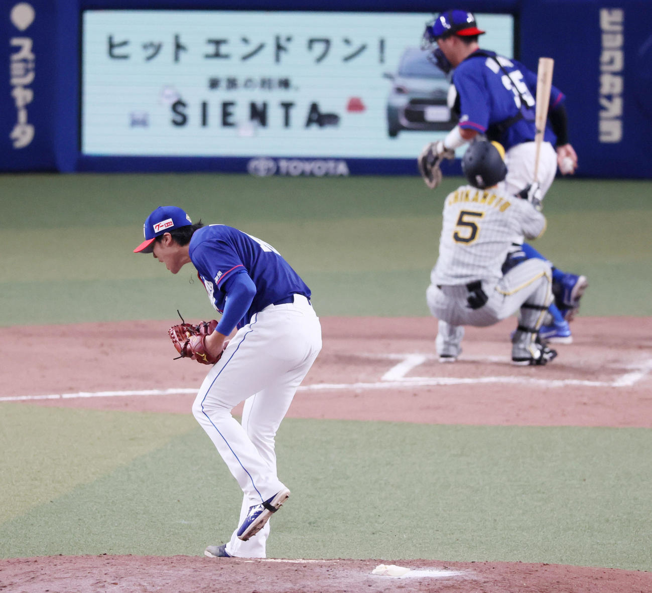 中日対阪神　8回表阪神2死、梅津は近本を三振に仕留めマウンド上で雄たけびを上げる（撮影・加藤哉）