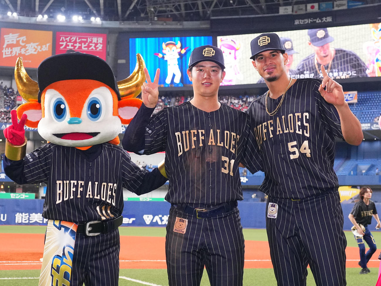 オリックス対日本ハム　ヒーローインタビューを終え、ポーズをとるオリックス太田（左）とカスティーヨ（撮影・藤尾明華）
