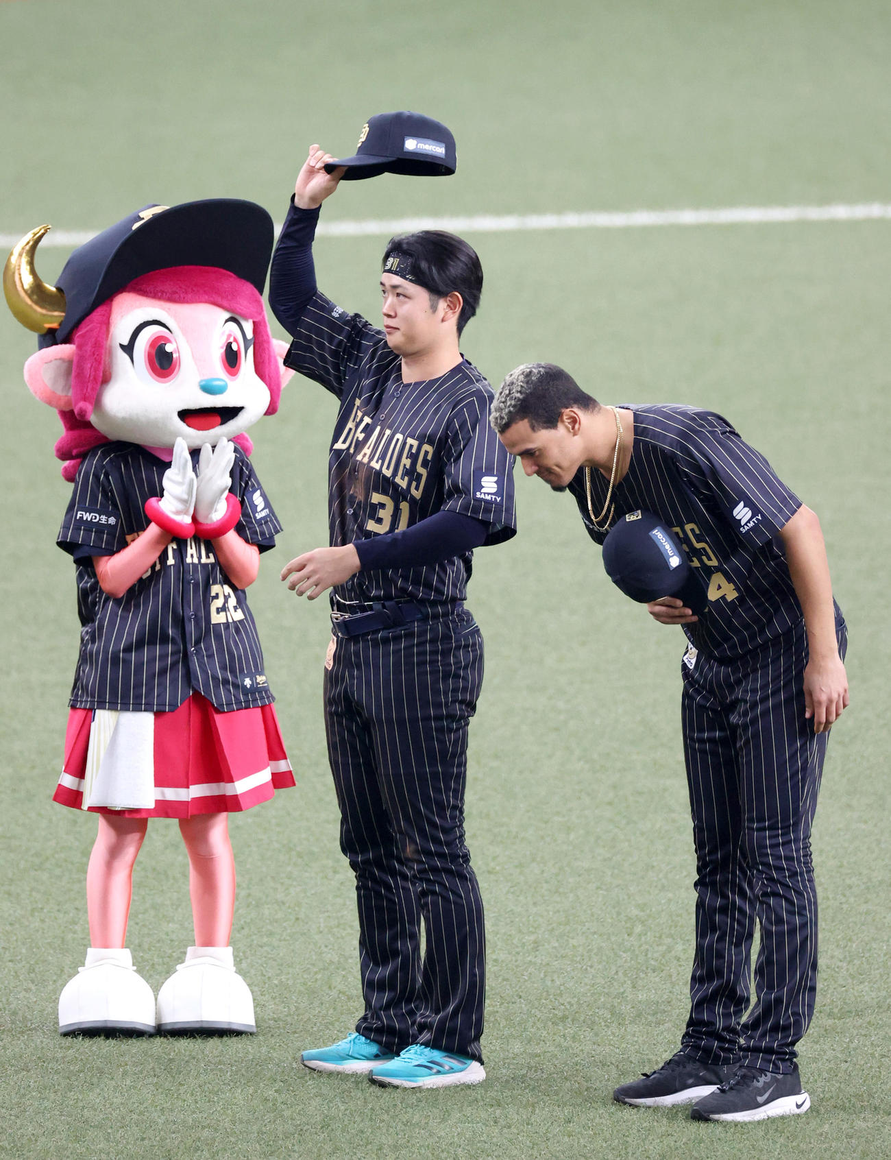 オリックス対日本ハム　ヒーローのオリックス太田（左）とスティーヨは歓声を送るファンにあいさつする（撮影・上山淳一）