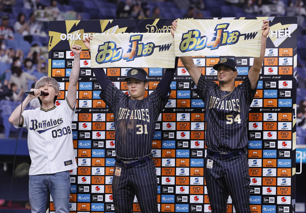 オリックス対日本ハム　声優の増田俊樹のかけ声で、タオルを掲げるオリックス太田（中央）とカスティーヨ（撮影・藤尾明華）