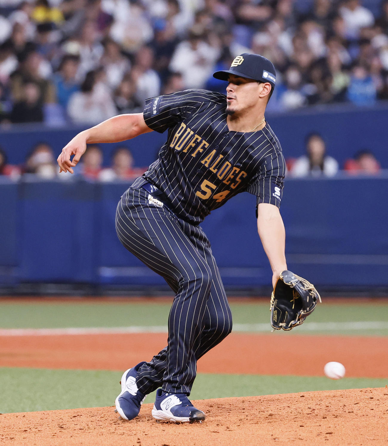 オリックス対日本ハム　2回表日本ハム無死、上川畑大悟に中前打を許すカスティーヨ（撮影・藤尾明華）