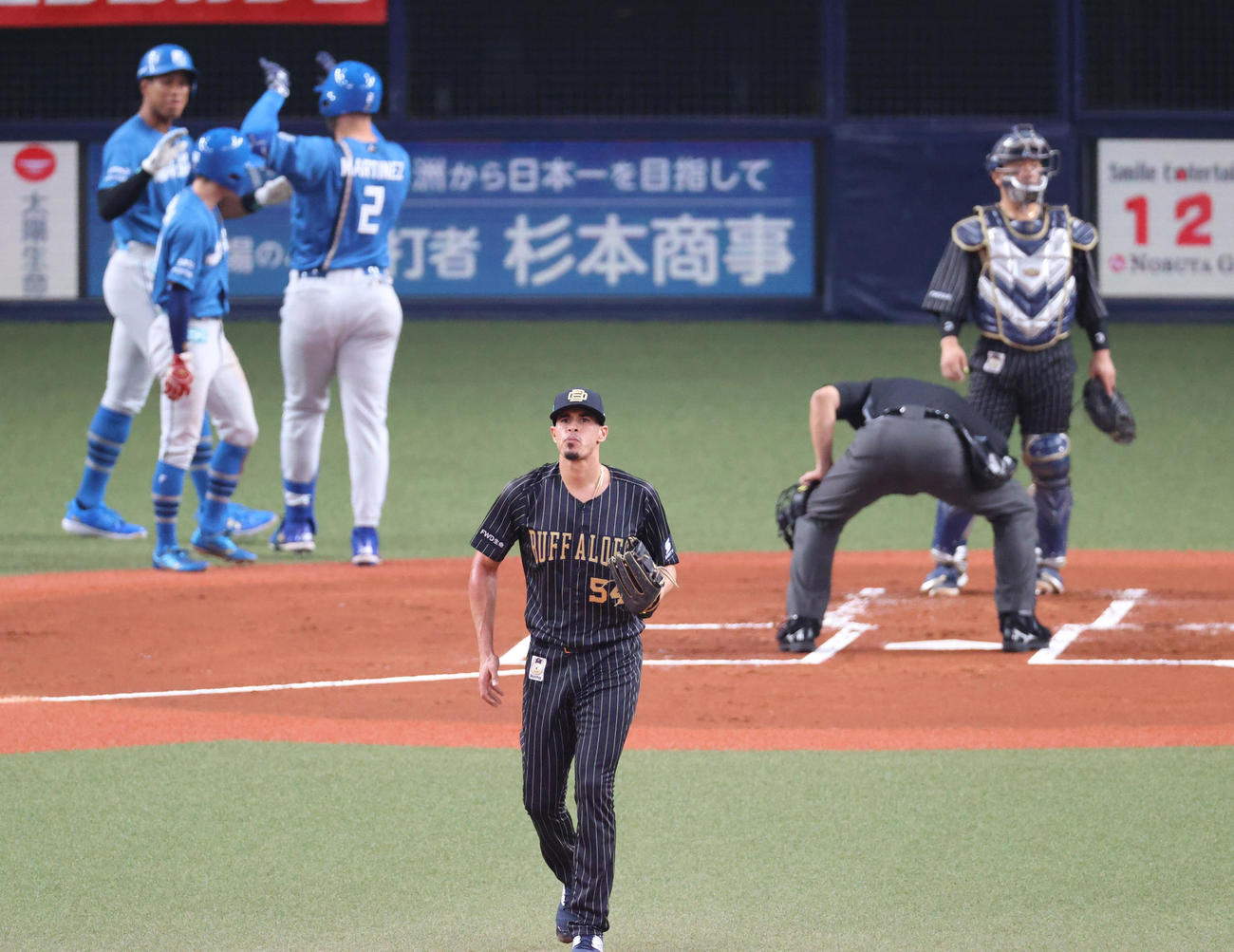 オリックス対日本ハム　1回表日本ハム1死一、二塁、カスティーヨ（手前）はマルティネスに左越え3点本塁打を被弾する（撮影・上山淳一）