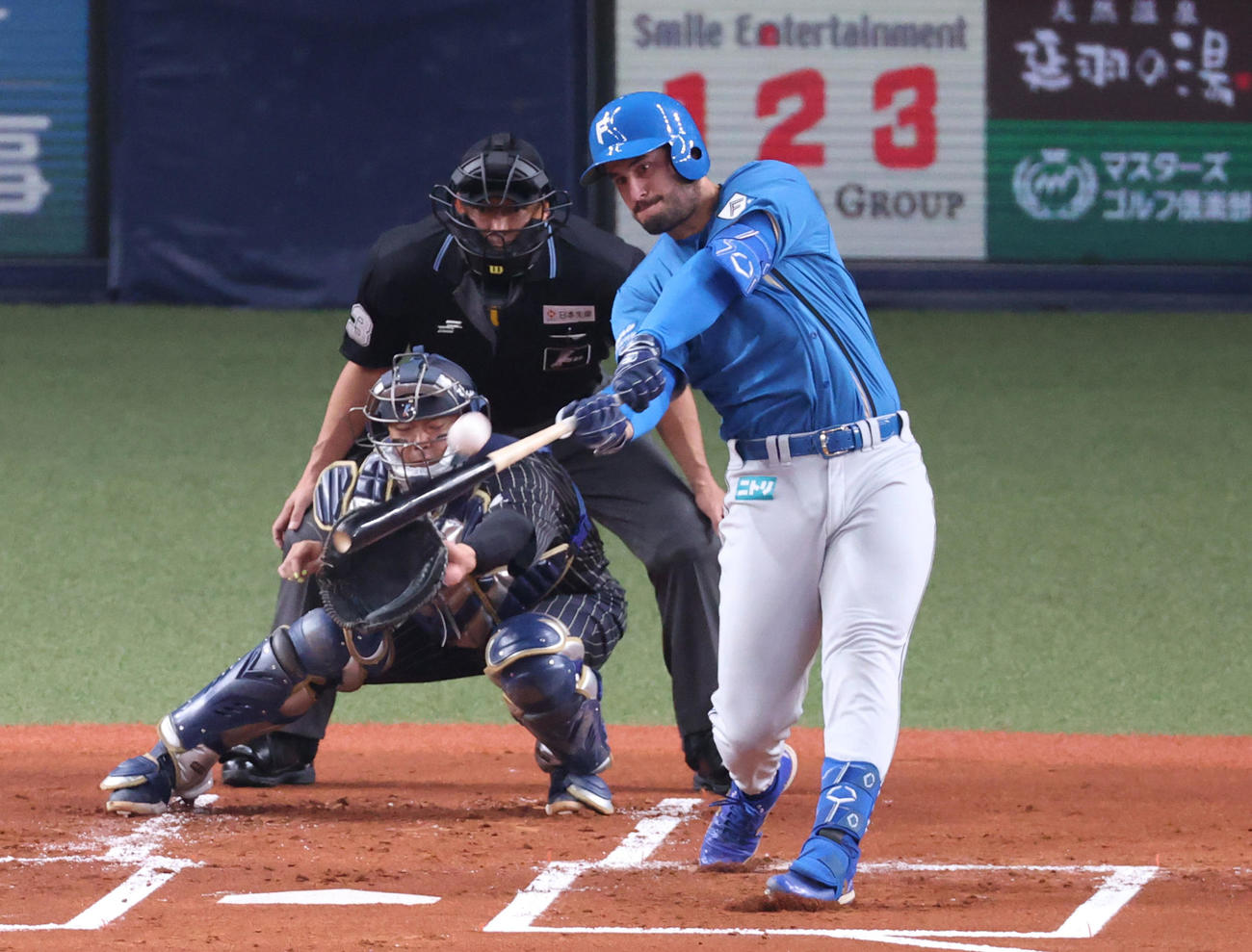 オリックス対日本ハム　1回表日本ハム1死一、二塁、マルティネスは先制の左越え3点本塁打を放つ（撮影・上山淳一）