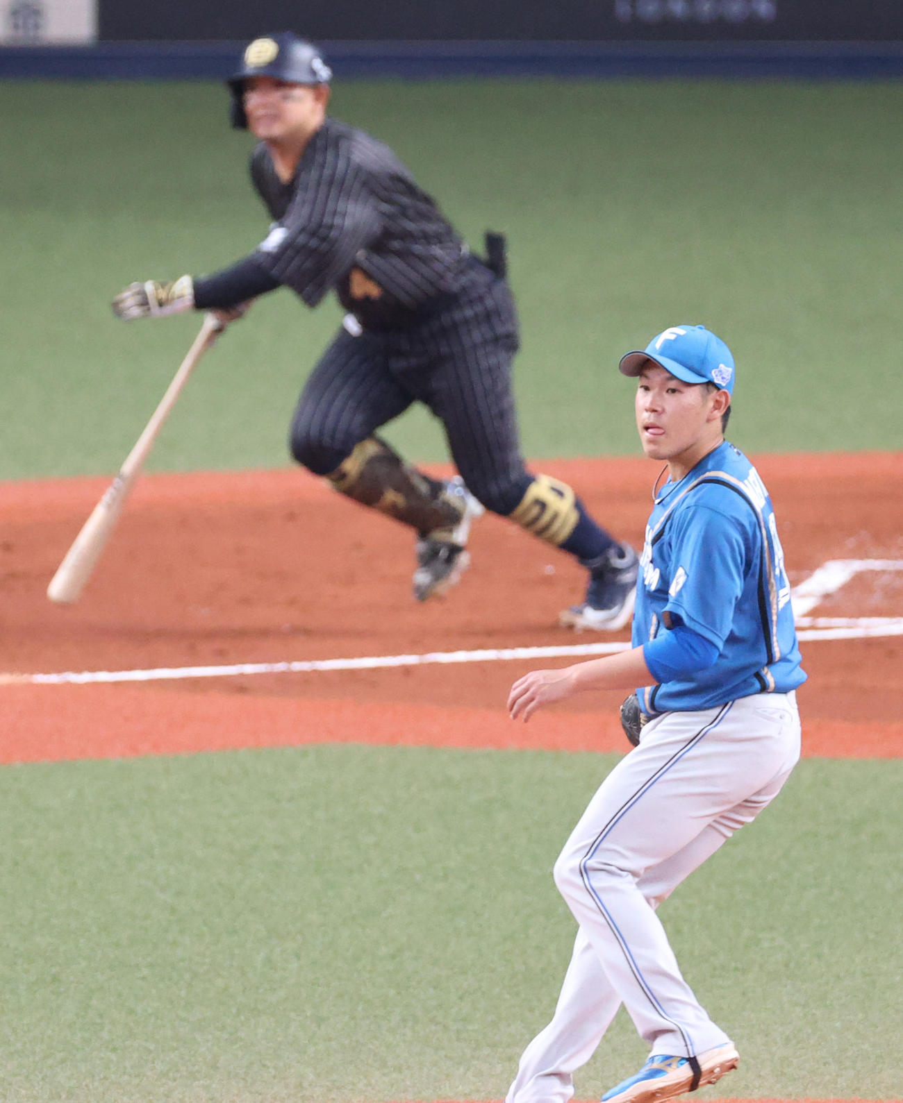 オリックス対日本ハム　1回裏オリックス1死満塁、根本（手前）は森に中前2点適時打を打たれる（撮影・上山淳一）