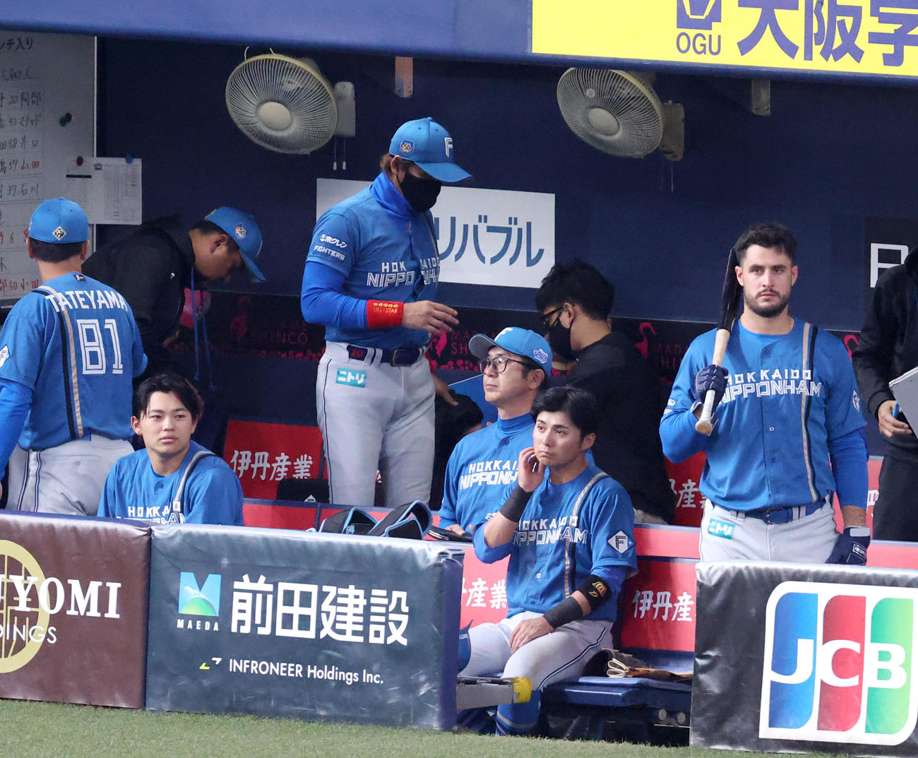 オリックス対日本ハム　日本ハム新庄監督（左から4人目）はオリックスに敗れ引き揚げる（撮影・上山淳一）